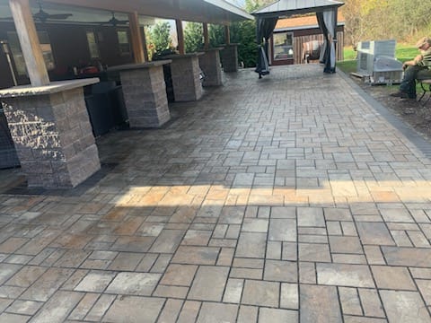 Estate driveway with paver border detail