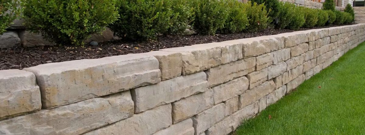 Rosetta Kodah retaining wall with natural ledgestone texture along a planting bed