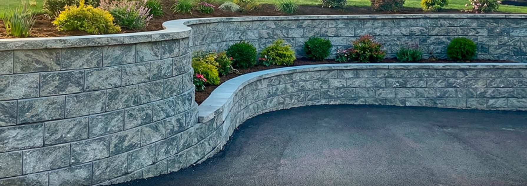 Curved segmental retaining wall with planting beds